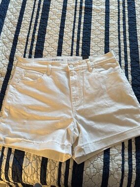 BNWT Torrid White Denim Shorts Size 10